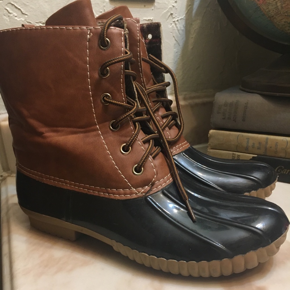 Duck boots size 9.